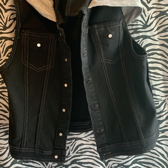 🏷️ 3 for $10
Black jean sleeveless jacket with gray hoodie - Picture 12 of 16